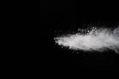 Siyah arka planda beyaz toz patlaması. Renkli bulut. Renkli toz patlar. Boya Holi.