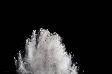 Siyah arka planda beyaz toz patlaması. Renkli bulut. Renkli toz patlar. Boya Holi.