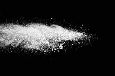 Siyah arka planda beyaz toz patlaması. Renkli bulut. Renkli toz patlar. Boya Holi.