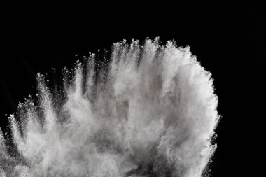 Siyah arka planda beyaz toz patlaması. Renkli bulut. Renkli toz patlar. Boya Holi.