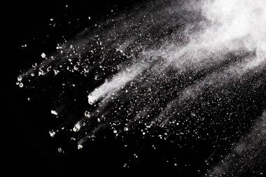 Siyah arka planda beyaz toz patlaması. Renkli bulut. Renkli toz patlar. Boya Holi.