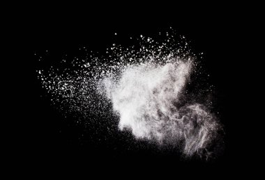 Siyah arka planda beyaz toz patlaması. Renkli bulut. Renkli toz patlar. Boya Holi.