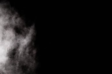 Siyah arka planda beyaz toz patlaması. Renkli bulut. Renkli toz patlar. Boya Holi.