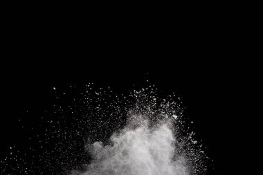 Siyah arka planda beyaz toz patlaması. Renkli bulut. Renkli toz patlar. Boya Holi.