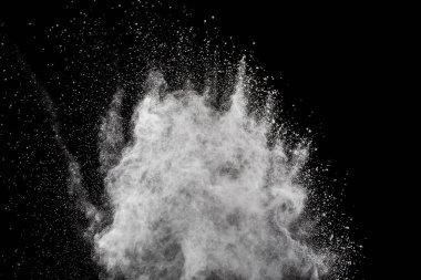 Siyah arka planda beyaz toz patlaması. Renkli bulut. Renkli toz patlar. Boya Holi.