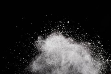 Siyah arka planda beyaz toz patlaması. Renkli bulut. Renkli toz patlar. Boya Holi.