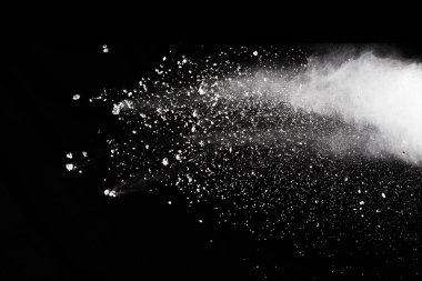 Siyah arka planda beyaz toz patlaması. Renkli bulut. Renkli toz patlar. Boya Holi.