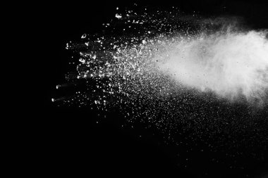 Siyah arka planda beyaz toz patlaması. Renkli bulut. Renkli toz patlar. Boya Holi.