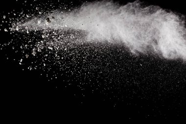 Siyah arka planda beyaz toz patlaması. Renkli bulut. Renkli toz patlar. Boya Holi.