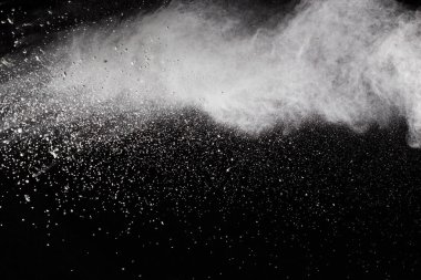 Siyah arka planda beyaz toz patlaması. Renkli bulut. Renkli toz patlar. Boya Holi.