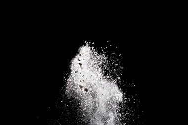 Siyah arka planda beyaz toz patlaması. Renkli bulut. Renkli toz patlar. Boya Holi.