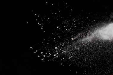 Siyah arka planda beyaz toz patlaması. Renkli bulut. Renkli toz patlar. Boya Holi.