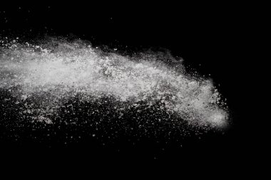 Siyah arka planda beyaz toz patlaması. Renkli bulut. Renkli toz patlar. Boya Holi.