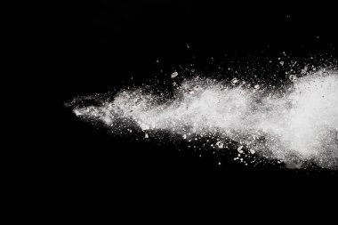 Siyah arka planda beyaz toz patlaması. Renkli bulut. Renkli toz patlar. Boya Holi.