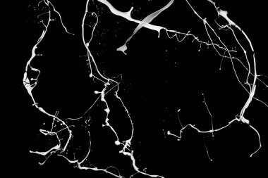 Siyah arkaplanda beyaz boya sıçraması.