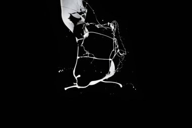 Siyah arkaplanda beyaz boya sıçraması.