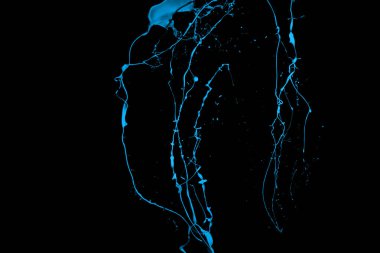 Siyah arkaplanda mavi boya sıçraması.