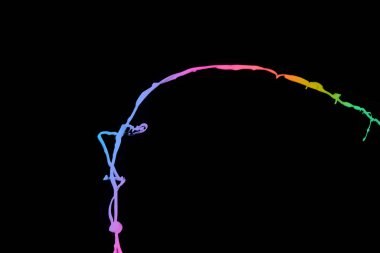 Siyah arkaplanda izole edilmiş renkli boya lekeleri.