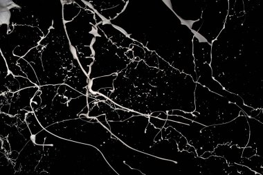 Siyah arkaplanda beyaz boya sıçraması.