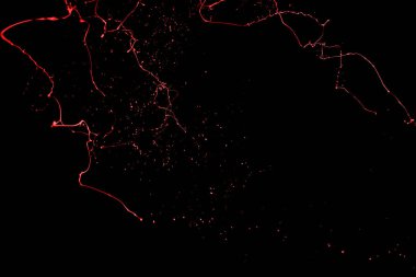 Kırmızı boya sıçraması siyah arkaplanda izole edildi.