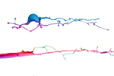 Beyaz arkaplanda izole edilmiş renkli boya lekeleri.