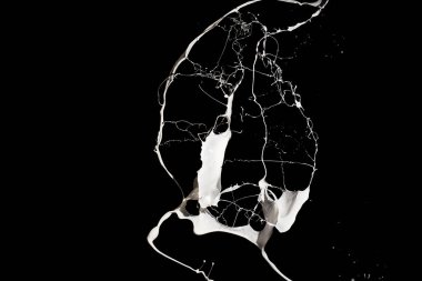 Siyah arkaplanda beyaz boya izole edilmiş.