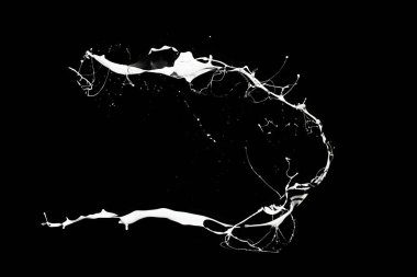 Siyah arkaplanda beyaz boya izole edilmiş..