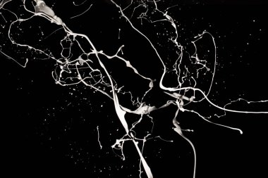 Siyah arkaplanda beyaz boya izole edilmiş..