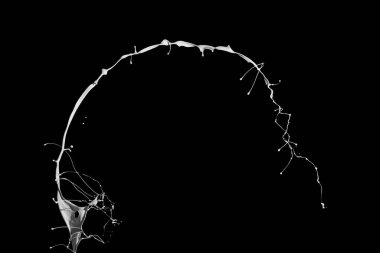 Siyah arkaplanda beyaz boya izole edilmiş..