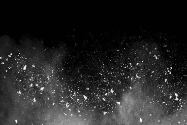 Siyah arka planda beyaz toz patlaması. Renkli bulut. Renkli toz patlar. Boya Holi.