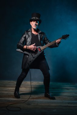 Elektro gitarlı adam