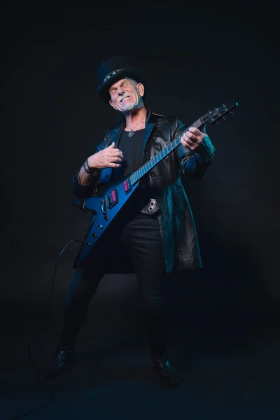 Hombre con guitarra eléctrica — Foto de Stock