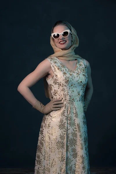 Elegante vintage años 50 moda mujer — Foto de Stock