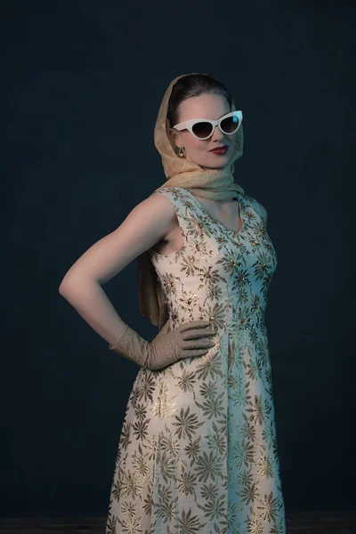 Елегантна старовинна 50-х модна жінка — стокове фото