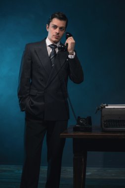 Takım elbiseli Retro 1940'larda iş adamı