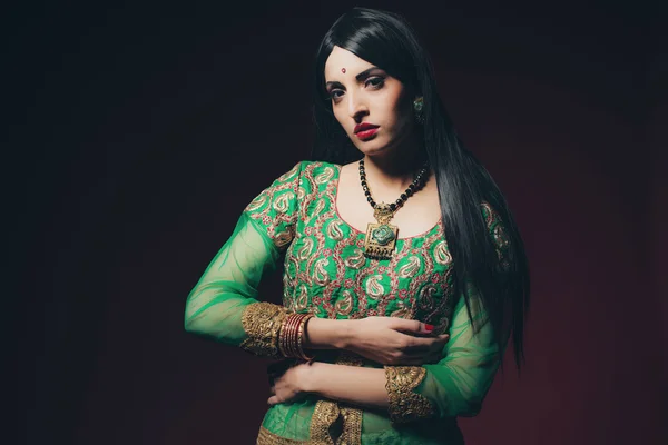 Traditionella vintage Bollywood mode kvinna — Stockfoto