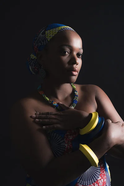 Modieuze Zuid-Afrikaanse xhosa vrouw — Stockfoto