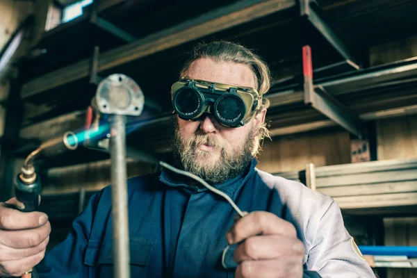 Mann mit Brille Lötkolbenrohr — Stockfoto