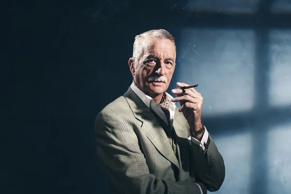 Sigaro fumare retrò 1940 anziano uomo d'affari . — Foto Stock