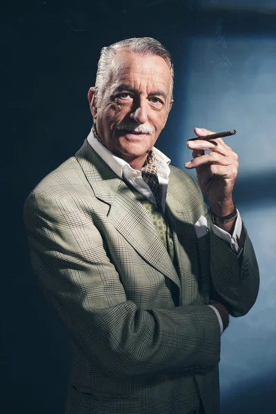 Cigarr rökare retro 1940 senior affärsman. — Stockfoto