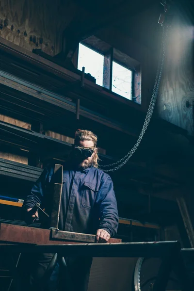 Soldador com óculos e barba — Fotografia de Stock