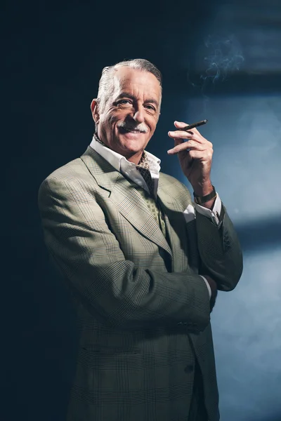Sigaar roken retro 1940 senior zakenman. — Stockfoto