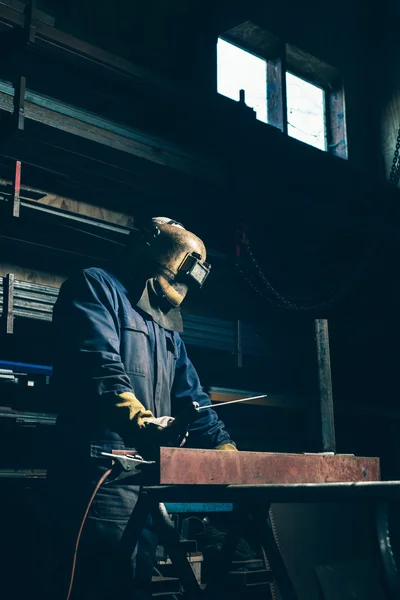 Οξυγονοκολλητή με μάσκα στο χώρο εργασίας — Φωτογραφία Αρχείου