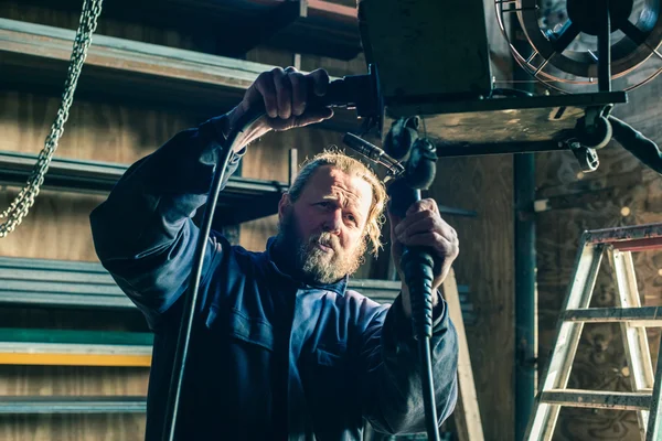 Homem com barba preparando máquina de solda — Fotografia de Stock