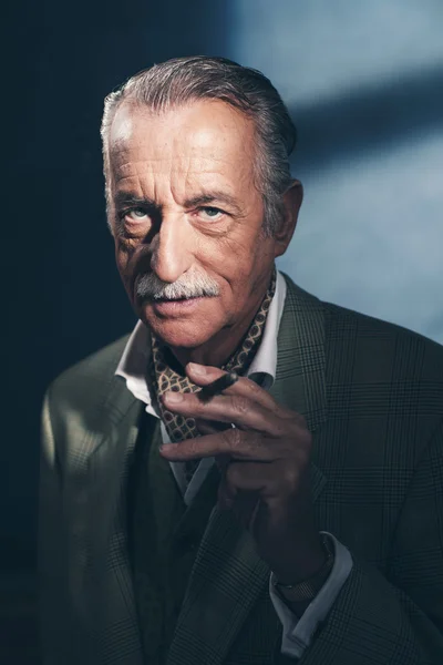 Zigarren rauchen Retro 1940 Senior-Geschäftsmann. — Stockfoto