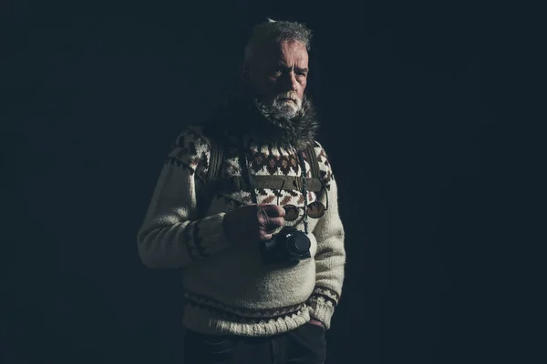 Vintage old mountaineer with knitted sweater — Stock Photo, Image