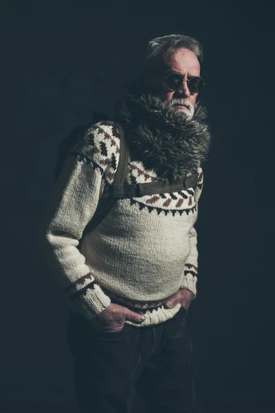 Retro old mountaineer with knitted sweater — Stock Photo, Image