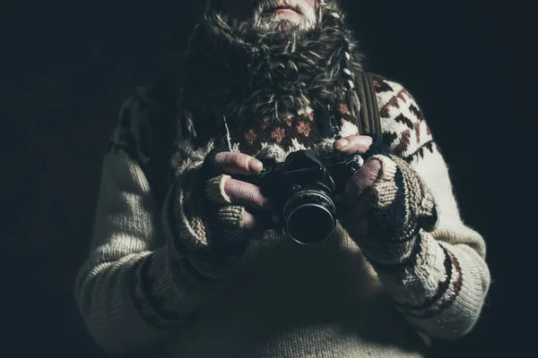 Old mountaineer holding SLR camera. — Stock Photo, Image