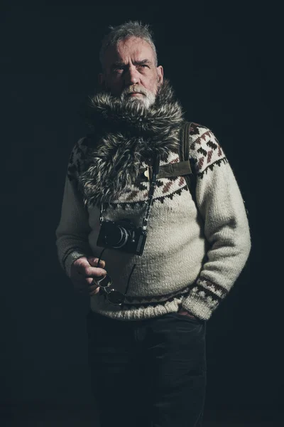 Vintage oude bergbeklimmer met gebreide trui — Stockfoto