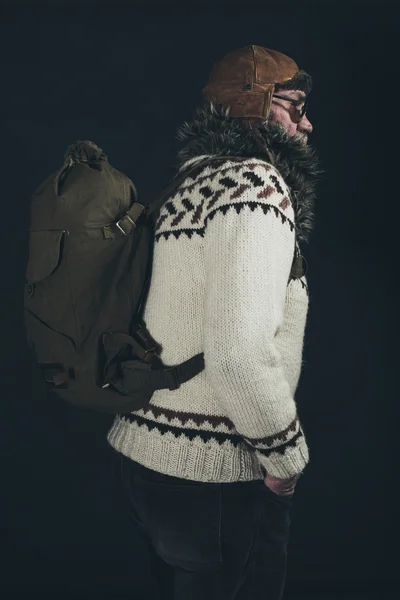 Retro senior bergsbestigare med stickad tröja — Stockfoto